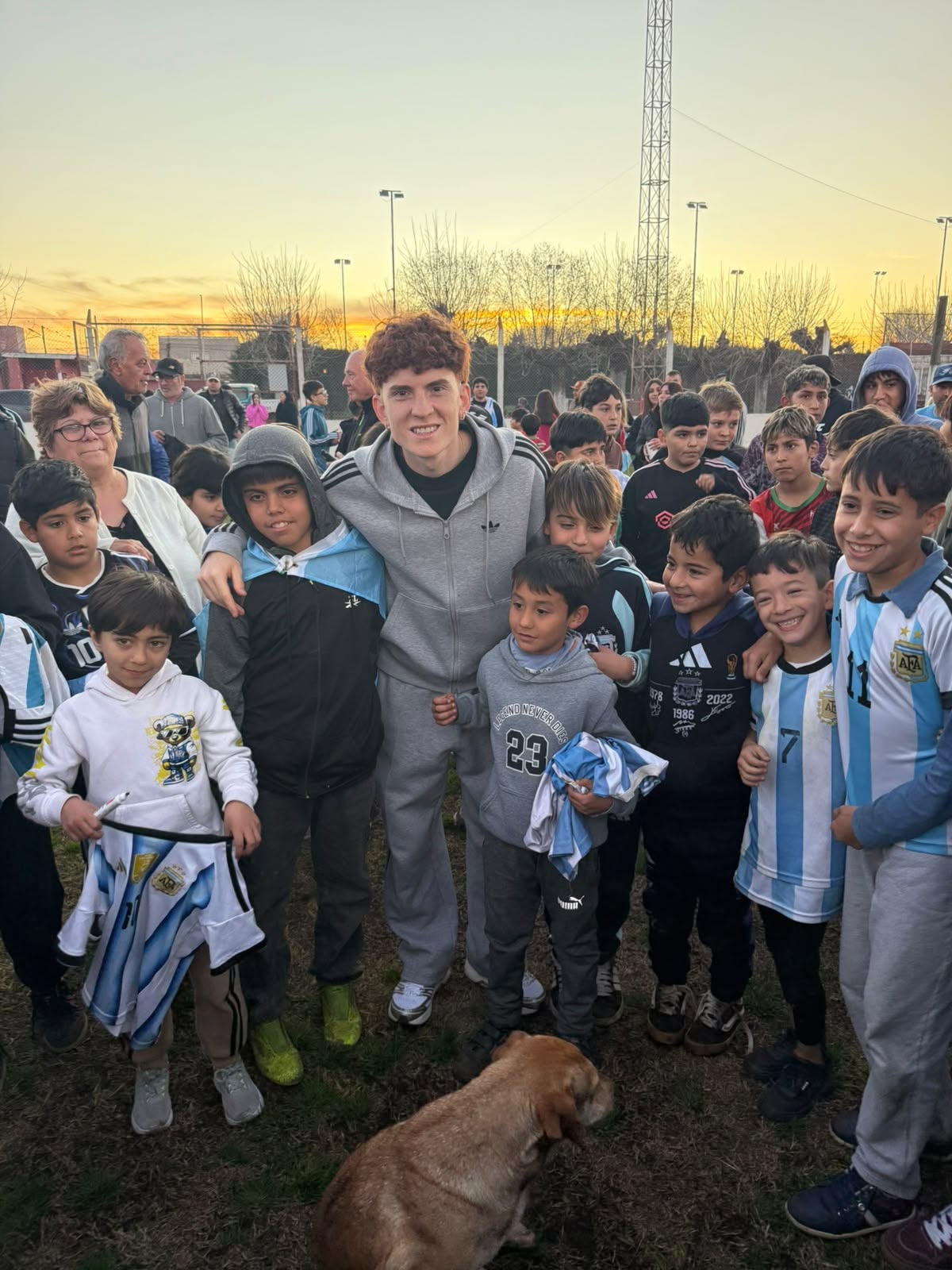El “Colo” Barco volvió al potrero de la infancia: recorrido por los clubes de barrio y una huella imborrable para los chicos