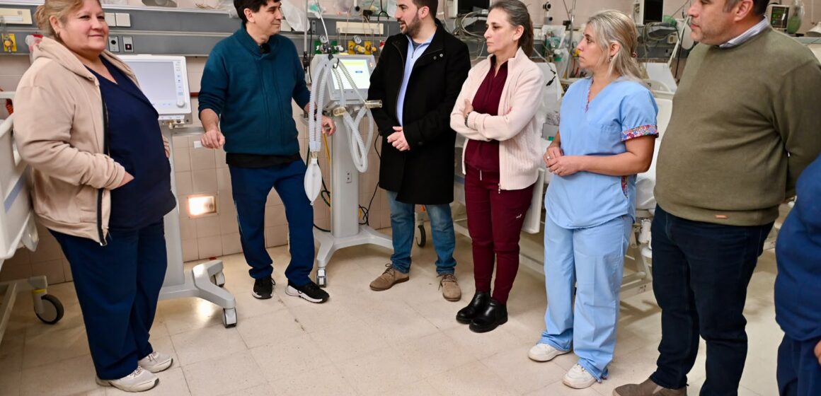 salud hospital unzue respirdores El municipio adquirió dos nuevos respiradores para la terapia intensiva del Hospital Unzué El intendente Ramiro Egüen estuvo en el acto llevado a cabo en el nosocomio durante el día de ayer. “Para nosotros, la salud pública no es un lema discursivo, es una prioridad absoluta que se demuestra con hechos y con recursos concretos”, dijo. El alcalde subrayó el esfuerzo realizado con recursos propios y la firme decisión política en materia sanitaria: "Para nosotros, la salud pública no es un lema discursivo, es una prioridad absoluta que se demuestra con hechos y con recursos concretos. Invertir en el Hospital Unzué es cuidar a cada uno de los vecinos de 25 de Mayo. Hoy podemos sumar esta tecnología de vanguardia gracias a una administración ordenada que nos permite volcar los fondos donde realmente se necesitan". En tanto, desde la prensa municipal, informaron que “el servicio, que cuenta actualmente con siete camas de terapia, avanza de esta manera en la renovación de su parque tecnológico con aparatos de última generación. Los nuevos equipos se destacan por poseer tres modalidades de asistencia para adultos, neonatología y pediatría, permitiendo brindar soporte ventilatorio desde la prematurez hasta la resolución o derivación de cuadros críticos en pacientes de todas las edades.” Agradecimiento En este marco, el doctor José Godoy, jefe de la Unidad de Terapia Intensiva, expresó: "Mi agradecimiento para el Municipio, que a través del esfuerzo ha podido otorgarnos este equipamiento muy necesario para brindarle el soporte ventilatorio a los pacientes críticos. La verdad que recibimos con mucha alegría este equipamiento y ojalá que podamos aprovecharlo al máximo de su potencial". Por su parte, la jefa de Enfermería del servicio, licenciada María Laura Catullo Conte, destacó el impacto de la incorporación: "La posibilidad de contar con estos dos nuevos respiradores es un bien para la comunidad, para el paciente que llega acá. Agradezco al intendente municipal Ramiro Egüen por tenernos en cuenta". “Esta adquisición se suma a las distintas acciones impulsadas por el gobierno del intendente Ramiro Egüen para dotar al Hospital Unzué de la infraestructura y los recursos necesarios, reafirmando así el compromiso permanente con una salud pública eficiente y cercana a todos los vecinos del distrito”, finalizaron desde el ejecutivo.