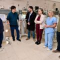 El municipio adquirió dos nuevos respiradores para la terapia intensiva del Hospital Unzué El intendente Ramiro Egüen estuvo en el acto llevado a cabo en el nosocomio durante el día de ayer. “Para nosotros, la salud pública no es un lema discursivo, es una prioridad absoluta que se demuestra con hechos y con recursos concretos”, dijo. El alcalde subrayó el esfuerzo realizado con recursos propios y la firme decisión política en materia sanitaria: "Para nosotros, la salud pública no es un lema discursivo, es una prioridad absoluta que se demuestra con hechos y con recursos concretos. Invertir en el Hospital Unzué es cuidar a cada uno de los vecinos de 25 de Mayo. Hoy podemos sumar esta tecnología de vanguardia gracias a una administración ordenada que nos permite volcar los fondos donde realmente se necesitan". En tanto, desde la prensa municipal, informaron que “el servicio, que cuenta actualmente con siete camas de terapia, avanza de esta manera en la renovación de su parque tecnológico con aparatos de última generación. Los nuevos equipos se destacan por poseer tres modalidades de asistencia para adultos, neonatología y pediatría, permitiendo brindar soporte ventilatorio desde la prematurez hasta la resolución o derivación de cuadros críticos en pacientes de todas las edades.” Agradecimiento En este marco, el doctor José Godoy, jefe de la Unidad de Terapia Intensiva, expresó: "Mi agradecimiento para el Municipio, que a través del esfuerzo ha podido otorgarnos este equipamiento muy necesario para brindarle el soporte ventilatorio a los pacientes críticos. La verdad que recibimos con mucha alegría este equipamiento y ojalá que podamos aprovecharlo al máximo de su potencial". Por su parte, la jefa de Enfermería del servicio, licenciada María Laura Catullo Conte, destacó el impacto de la incorporación: "La posibilidad de contar con estos dos nuevos respiradores es un bien para la comunidad, para el paciente que llega acá. Agradezco al intendente municipal Ramiro Egüen por tenernos en cuenta". “Esta adquisición se suma a las distintas acciones impulsadas por el gobierno del intendente Ramiro Egüen para dotar al Hospital Unzué de la infraestructura y los recursos necesarios, reafirmando así el compromiso permanente con una salud pública eficiente y cercana a todos los vecinos del distrito”, finalizaron desde el ejecutivo.