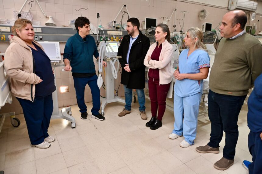 El municipio adquirió dos nuevos respiradores para la terapia intensiva del Hospital Unzué El intendente Ramiro Egüen estuvo en el acto llevado a cabo en el nosocomio durante el día de ayer. “Para nosotros, la salud pública no es un lema discursivo, es una prioridad absoluta que se demuestra con hechos y con recursos concretos”, dijo. El alcalde subrayó el esfuerzo realizado con recursos propios y la firme decisión política en materia sanitaria: "Para nosotros, la salud pública no es un lema discursivo, es una prioridad absoluta que se demuestra con hechos y con recursos concretos. Invertir en el Hospital Unzué es cuidar a cada uno de los vecinos de 25 de Mayo. Hoy podemos sumar esta tecnología de vanguardia gracias a una administración ordenada que nos permite volcar los fondos donde realmente se necesitan". En tanto, desde la prensa municipal, informaron que “el servicio, que cuenta actualmente con siete camas de terapia, avanza de esta manera en la renovación de su parque tecnológico con aparatos de última generación. Los nuevos equipos se destacan por poseer tres modalidades de asistencia para adultos, neonatología y pediatría, permitiendo brindar soporte ventilatorio desde la prematurez hasta la resolución o derivación de cuadros críticos en pacientes de todas las edades.” Agradecimiento En este marco, el doctor José Godoy, jefe de la Unidad de Terapia Intensiva, expresó: "Mi agradecimiento para el Municipio, que a través del esfuerzo ha podido otorgarnos este equipamiento muy necesario para brindarle el soporte ventilatorio a los pacientes críticos. La verdad que recibimos con mucha alegría este equipamiento y ojalá que podamos aprovecharlo al máximo de su potencial". Por su parte, la jefa de Enfermería del servicio, licenciada María Laura Catullo Conte, destacó el impacto de la incorporación: "La posibilidad de contar con estos dos nuevos respiradores es un bien para la comunidad, para el paciente que llega acá. Agradezco al intendente municipal Ramiro Egüen por tenernos en cuenta". “Esta adquisición se suma a las distintas acciones impulsadas por el gobierno del intendente Ramiro Egüen para dotar al Hospital Unzué de la infraestructura y los recursos necesarios, reafirmando así el compromiso permanente con una salud pública eficiente y cercana a todos los vecinos del distrito”, finalizaron desde el ejecutivo.