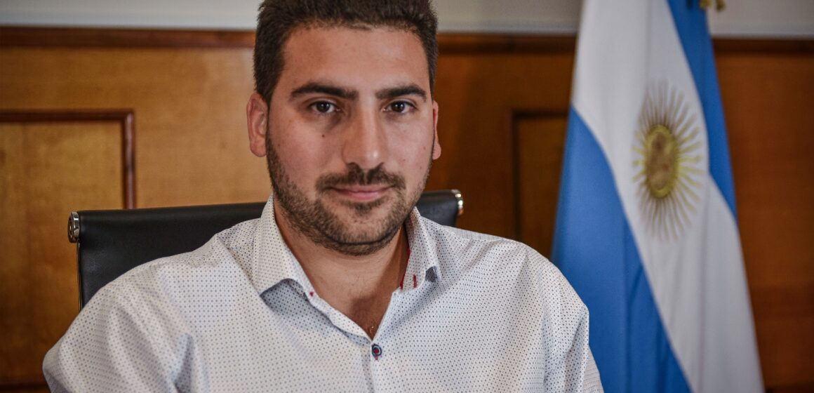 El intendente Ramiro Egüen invita a la comunidad a la inauguración de la Nueva Guardia del Hospital Unzué El intendente Ramiro Egüen invita a la comunidad a la inauguración de la Nueva Guardia del Hospital Unzué "Queremos convocar e invitar a toda la comunidad a que nos acompañen para a esta magnífica obra que es la nueva guardia de nuestro querido hospital", dijo el alcalde Desde la Municipalidad de 25 de Mayo invitaron a la comunidad a la inauguración oficial de la Nueva Guardia del Hospital "Saturnino E. Unzué", “un hito de gestión en materia de infraestructura sanitaria que marcará un salto cualitativo en la atención médica de todo el distrito”, señalaron desde el ejecutivo. En tanto, remarcaron que el acto protocolar se llevará a cabo este sábado 26 de septiembre a las 10:00 horas, en el edificio de calle 37 y 101. En tanto, el intendente Ramiro Egüen enunció: "Queremos convocar e invitar a toda la comunidad a que nos acompañen para a esta magnífica obra que es la nueva guardia de nuestro querido hospital". Asimismo, remarcaron que la “obra contempla la incorporación de tecnología médica de última generación, equipamiento de diagnóstico por imágenes y la modernización integral de los consultorios, salas de espera y áreas asistenciales.” “Esta intervención edilicia no solo incrementará la capacidad de respuesta ante urgencias, sino que optimizará de forma estructural las condiciones de trabajo para el personal del hospital y la calidad de atención para cada vecino”, finalizaron en el ejecutivo.