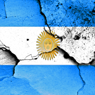 bandera-argentina-rota-empresa Endeudamiento para comer, salarios en jaque y la brecha del INDEC: la radiografía social de un modelo que cruje