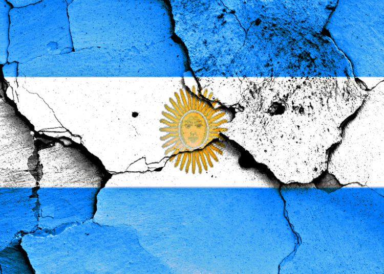 bandera-argentina-rota-empresa Endeudamiento para comer, salarios en jaque y la brecha del INDEC: la radiografía social de un modelo que cruje