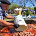 En La Madrid usaron baldes de glifosato para transportar alimentos en la Fiesta del Chorizo a la Pomarola