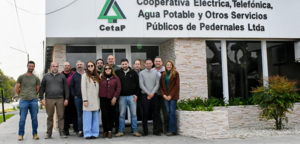 cloacas pedernales 1 El Municipio de 25 de Mayo acordó la ampliación de la red de agua en Pedernales y el traspaso del servicio en Ernestina A través de dos convenios firmados con la Cooperativa de Pedernales, la comuna aportará los materiales para ejecutar 4.300 metros de cañería en dicha localidad, mientras que la entidad asumirá la mano de obra y la concesión del suministro en Ernestina Por Redacción 25 Se Informa El Municipio de 25 de Mayo formalizó la firma de dos acuerdos orientados a la gestión y expansión de la red de agua potable en el interior del distrito, tras una reunión entre el intendente Ramiro Egüen y autoridades de la Cooperativa Eléctrica y de Servicios de Pedernales. Citas destacadas por este medio del acuerdo El primer convenio fija el marco de trabajo para extender la red en Pedernales, estableciendo un esquema de aportes compartidos entre el gobierno local y la entidad: "Uno de los acuerdos permitirá llevar adelante la renovación y ampliación de la red de agua potable de Pedernales, con una primera etapa que contempla la ejecución de 4.300 metros lineales de extensión de la red." "Para concretar esta obra, el gobierno local aportará los materiales, mientras que la Cooperativa tendrá a su cargo la mano de obra, articulando así recursos municipales y capacidad operativa de la institución local". Por otro lado, la segunda resolución delega la operatividad del servicio de agua de la localidad vecina de Ernestina en la misma cooperativa: "Se suscribió un segundo convenio mediante el cual el Municipio concesiona a la Cooperativa la prestación del servicio de agua potable en la localidad de Ernestina". Respecto a la política de trabajo con las entidades intermedias, Egüen señaló: "Queremos un Municipio presente en cada una de nuestras localidades. La ampliación de derechos también significa garantizar servicios esenciales y mejorar la infraestructura, pero además, tenemos que ser capaces de hacer más eficientes los servicios que ya tenemos. Para eso es fundamental trabajar junto a nuestras cooperativas y las instituciones de cada comunidad". Impacto de las medidas La obra proyectada en Pedernales busca garantizar la llegada del suministro a nuevas áreas urbanas y renovar los tramos existentes para habilitar futuras extensiones de red. En tanto, la concesión del servicio en Ernestina traslada la administración y el mantenimiento técnico a la infraestructura operativa de la Cooperativa de Pedernales, con el objetivo de regularizar la prestación en dicha comunidad. El Municipio de 25 de Mayo acordó la ampliación de la red de agua en Pedernales y el traspaso del servicio en Ernestina