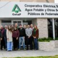 El Municipio de 25 de Mayo acordó la ampliación de la red de agua en Pedernales y el traspaso del servicio en Ernestina A través de dos convenios firmados con la Cooperativa de Pedernales, la comuna aportará los materiales para ejecutar 4.300 metros de cañería en dicha localidad, mientras que la entidad asumirá la mano de obra y la concesión del suministro en Ernestina Por Redacción 25 Se Informa El Municipio de 25 de Mayo formalizó la firma de dos acuerdos orientados a la gestión y expansión de la red de agua potable en el interior del distrito, tras una reunión entre el intendente Ramiro Egüen y autoridades de la Cooperativa Eléctrica y de Servicios de Pedernales. Citas destacadas por este medio del acuerdo El primer convenio fija el marco de trabajo para extender la red en Pedernales, estableciendo un esquema de aportes compartidos entre el gobierno local y la entidad: "Uno de los acuerdos permitirá llevar adelante la renovación y ampliación de la red de agua potable de Pedernales, con una primera etapa que contempla la ejecución de 4.300 metros lineales de extensión de la red." "Para concretar esta obra, el gobierno local aportará los materiales, mientras que la Cooperativa tendrá a su cargo la mano de obra, articulando así recursos municipales y capacidad operativa de la institución local". Por otro lado, la segunda resolución delega la operatividad del servicio de agua de la localidad vecina de Ernestina en la misma cooperativa: "Se suscribió un segundo convenio mediante el cual el Municipio concesiona a la Cooperativa la prestación del servicio de agua potable en la localidad de Ernestina". Respecto a la política de trabajo con las entidades intermedias, Egüen señaló: "Queremos un Municipio presente en cada una de nuestras localidades. La ampliación de derechos también significa garantizar servicios esenciales y mejorar la infraestructura, pero además, tenemos que ser capaces de hacer más eficientes los servicios que ya tenemos. Para eso es fundamental trabajar junto a nuestras cooperativas y las instituciones de cada comunidad". Impacto de las medidas La obra proyectada en Pedernales busca garantizar la llegada del suministro a nuevas áreas urbanas y renovar los tramos existentes para habilitar futuras extensiones de red. En tanto, la concesión del servicio en Ernestina traslada la administración y el mantenimiento técnico a la infraestructura operativa de la Cooperativa de Pedernales, con el objetivo de regularizar la prestación en dicha comunidad. El Municipio de 25 de Mayo acordó la ampliación de la red de agua en Pedernales y el traspaso del servicio en Ernestina