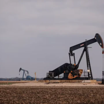 El petróleo roza los 100 dólares impulsado por el reinicio de las hostilidades entre Estados Unidos e Irán