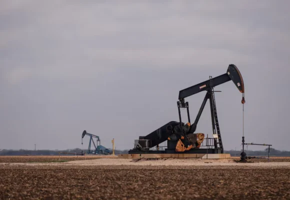 El petróleo roza los 100 dólares impulsado por el reinicio de las hostilidades entre Estados Unidos e Irán