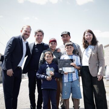 El gobernador Kicillof entregó viviendas a familias de Tristán Suárez