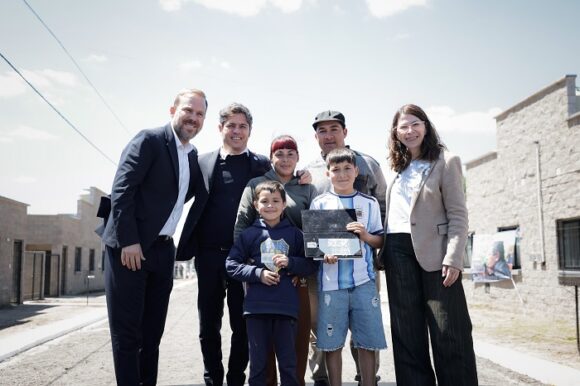 El gobernador Kicillof entregó viviendas a familias de Tristán Suárez