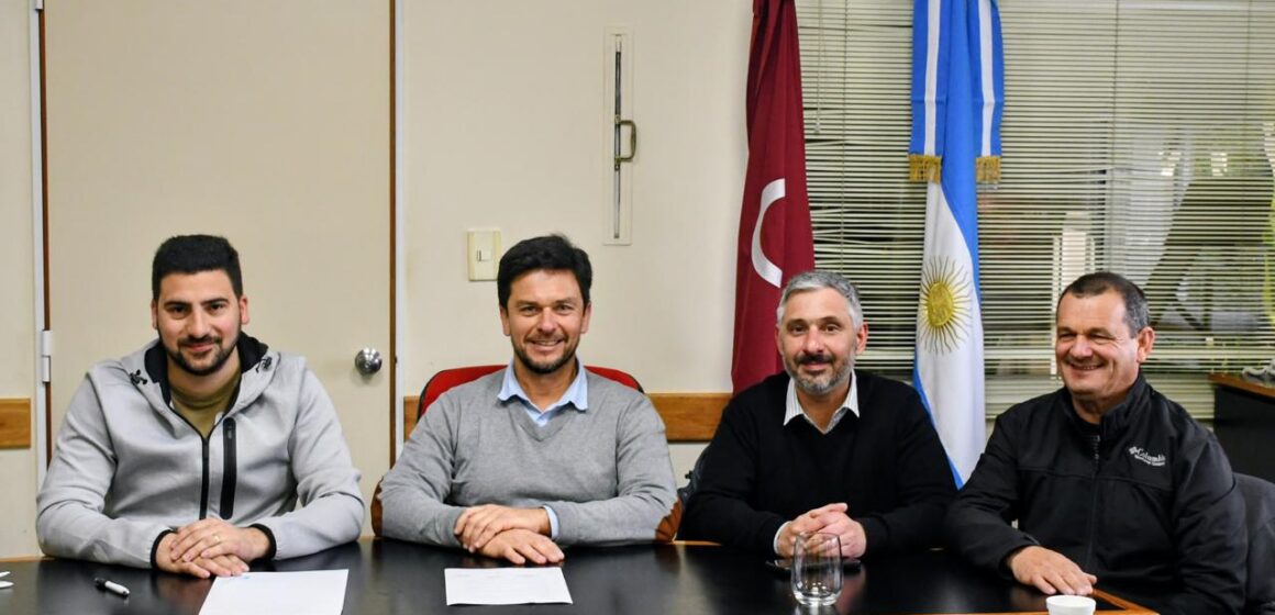 Ramiro Egüen y la Cooperativa Eléctrica de Riestra acordaron la creación de 24 lotes destinados a futuros planes de vivienda