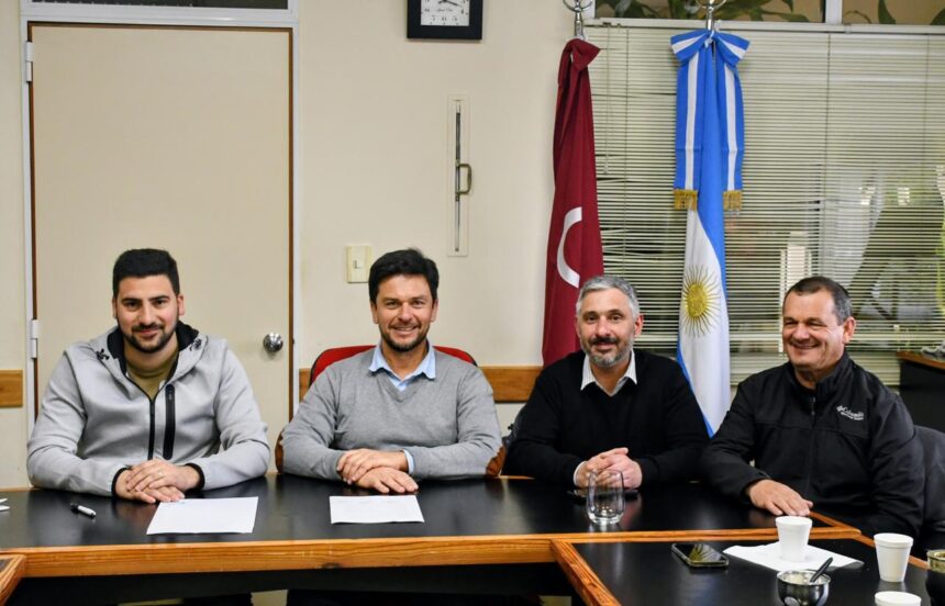 Ramiro Egüen y la Cooperativa Eléctrica de Riestra acordaron la creación de 24 lotes destinados a futuros planes de vivienda