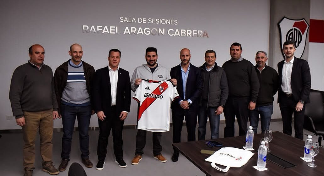 El intendente municipal firmó un convenio con River Plate con el objetivo de fortalecer los clubes de barrio de 25 de Mayo