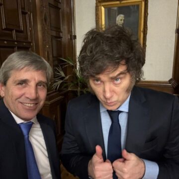 caputo y milei La Justicia cerca al Gobierno por el desvío de los fondos viales a la "timba financiera"