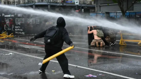 Represión en la Marcha Federal Universitaria: más de 30 detenciones y centenares de heridos por el operativo oficial