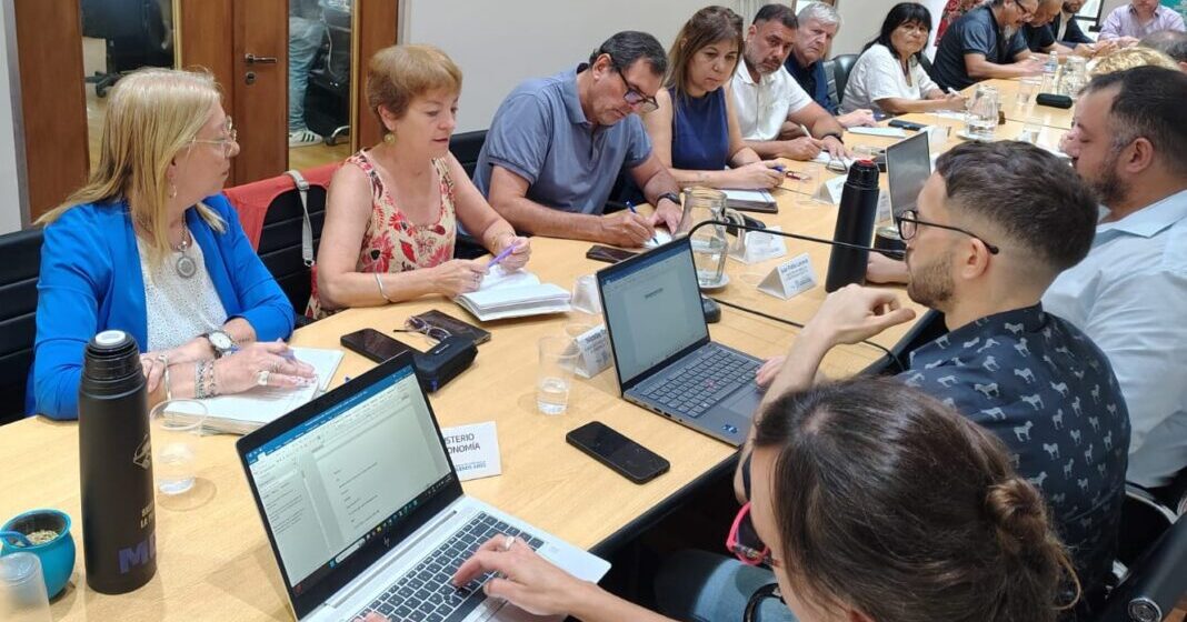 paritarias-1068x733 la Provincia convocó a estatales y docentes para reabrir la discusión salarial