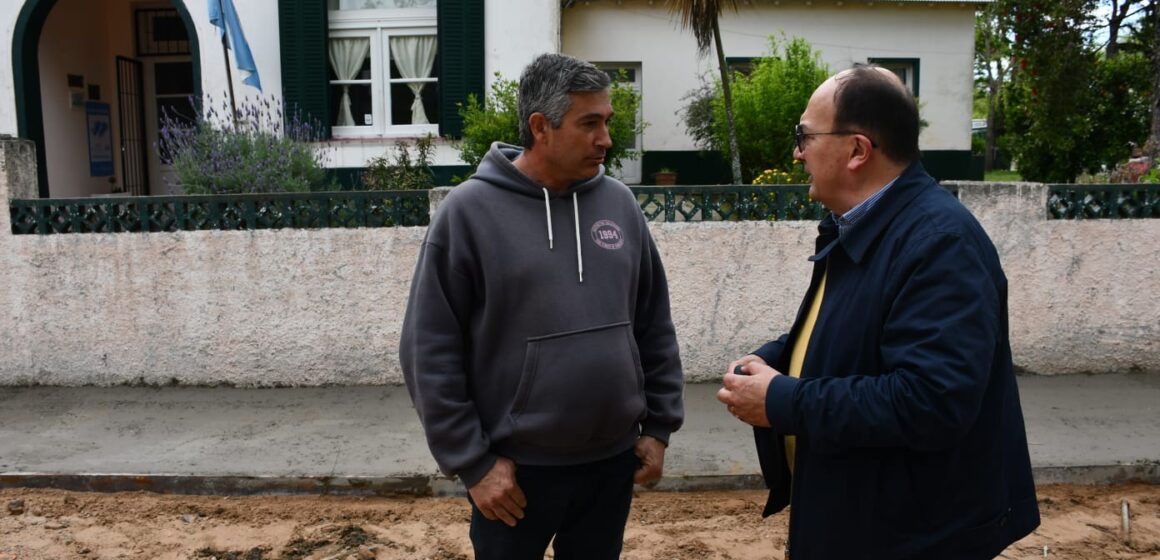 salomón Con la presencia del intendente Salomón llevaron adelante construcción de vereda frente a la escuela 14 de Álvarez de Toledo